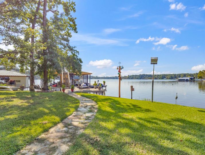 LakeHousedotcom's tweet photo. For Sale: Lake Cherokee in TX, $735,000, 3 br, 3.0 ba
Welcome to your charming, updated lake house on the picturesque south side of lake.
https://t.co/SqAH0lRcbU
#lakehouse #lakehome #lakefront #lake #lakes #lakeside #lakeproperty #lakeview #lakehousecom #waterfront https://t.co/9zqOg5GzPY