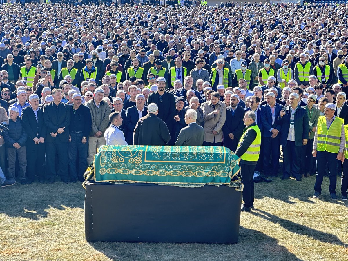 ademyarslan's tweet photo. Dünyanın farklı bölgelerinden gelen yaklaşık 20 bin kişinin katıldığı cenaze namazı ile Fethullah Gülen Hocaefendi son yolculuğuna uğurlanıyor.

#FarewelltoFethullahGulen https://t.co/ALqF7whm1C
