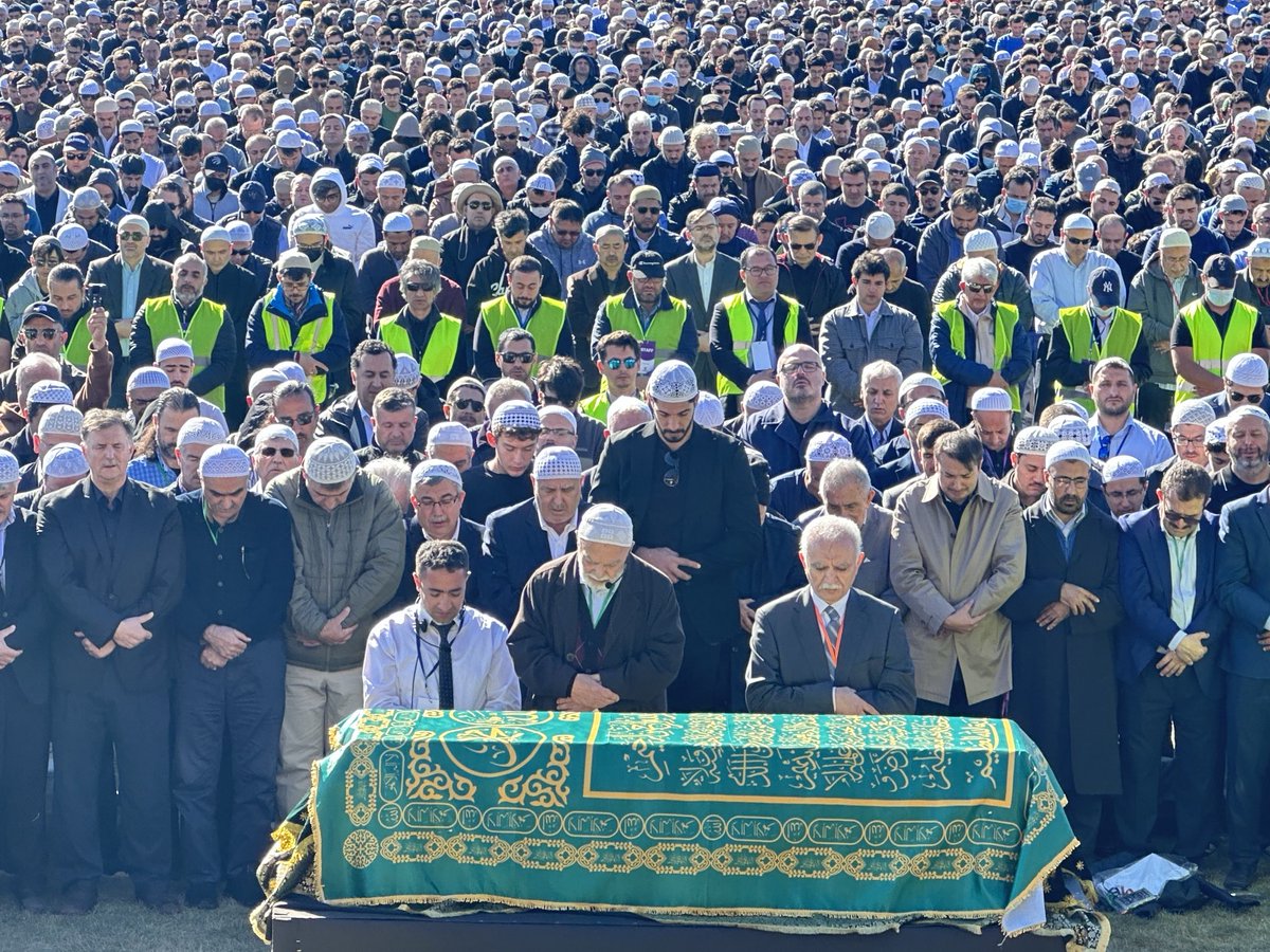 ademyarslan's tweet photo. Dünyanın farklı bölgelerinden gelen yaklaşık 20 bin kişinin katıldığı cenaze namazı ile Fethullah Gülen Hocaefendi son yolculuğuna uğurlanıyor.

#FarewelltoFethullahGulen https://t.co/ALqF7whm1C