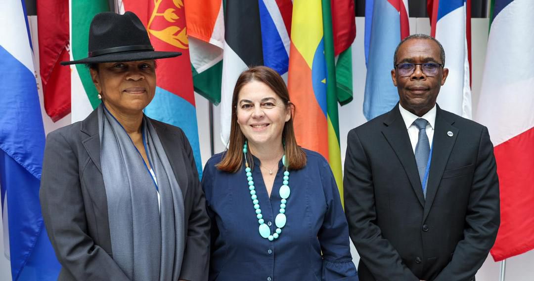 BRHHaiti_'s tweet photo. Du 21 au 26 octobre 2024, le Gouverneur @Gabrielronald_ et la Ministre de l’Économie et des Finances, Mme Marie  D.A. Ketleen Florestal, représentent Haïti à Washington lors de l’Assemblée Annuelle du Fonds Monétaire International (FMI) et de la Banque Mondiale. Cet événement majeur, réunissant les leaders économiques du monde entier, est l’occasion pour Haïti de participer activement aux discussions sur les réformes économiques, la stabilité financière et le développement durable.

Le mardi  22 octobre, le Gouverneur a pris part à plusieurs réunions de haut niveau. Lors de la réunion du G24, les discussions ont porté sur les défis économiques mondiaux et les opportunités pour les pays en développement. Au Caucus africain, les échanges se sont concentrés sur les enjeux propres aux économies africaines et les pistes de collaboration régionale. 

M. @Gabrielronald_ a également participé à la réunion des Gouverneurs et Ministres de la Caraïbe avec la Directrice Générale du Fonds Monétaire International, Mme Kristalina Georgieva. Les opportunités et les défis en matière de croissance ainsi que les possibilités de renforcement des relations économiques régionales ont été abordés.

La délégation a aussi rencontré Mme Patrizia Tumbarello, Cheffe de mission du FMI, pour discuter des éléments essentiels relatifs à l’évaluation de la trajectoire économique d’Haïti,  la conclusion des consultations au titre de l’article IV, les besoins d’assistance technique ainsi que les prochaines étapes du programme de référence SMP (Staff Monitored Program).

Ces échanges stratégiques sont de nature à renforcer les efforts d’Haïti pour consolider sa stabilité financière, ses relations institutionnelles et régionales, et promouvoir une croissance inclusive et durable.