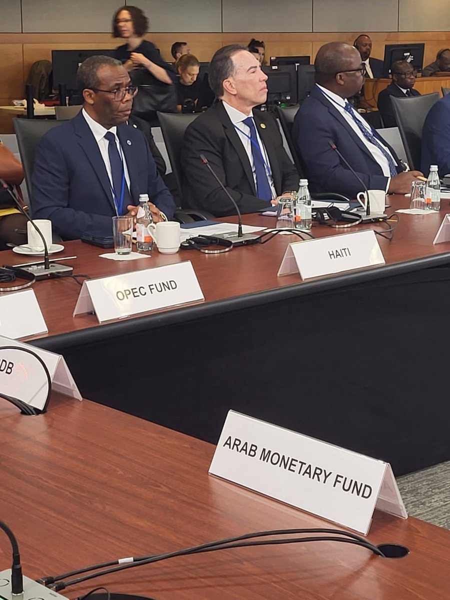 BRHHaiti_'s tweet photo. Du 21 au 26 octobre 2024, le Gouverneur @Gabrielronald_ et la Ministre de l’Économie et des Finances, Mme Marie  D.A. Ketleen Florestal, représentent Haïti à Washington lors de l’Assemblée Annuelle du Fonds Monétaire International (FMI) et de la Banque Mondiale. Cet événement majeur, réunissant les leaders économiques du monde entier, est l’occasion pour Haïti de participer activement aux discussions sur les réformes économiques, la stabilité financière et le développement durable.

Le mardi  22 octobre, le Gouverneur a pris part à plusieurs réunions de haut niveau. Lors de la réunion du G24, les discussions ont porté sur les défis économiques mondiaux et les opportunités pour les pays en développement. Au Caucus africain, les échanges se sont concentrés sur les enjeux propres aux économies africaines et les pistes de collaboration régionale. 

M. @Gabrielronald_ a également participé à la réunion des Gouverneurs et Ministres de la Caraïbe avec la Directrice Générale du Fonds Monétaire International, Mme Kristalina Georgieva. Les opportunités et les défis en matière de croissance ainsi que les possibilités de renforcement des relations économiques régionales ont été abordés.

La délégation a aussi rencontré Mme Patrizia Tumbarello, Cheffe de mission du FMI, pour discuter des éléments essentiels relatifs à l’évaluation de la trajectoire économique d’Haïti,  la conclusion des consultations au titre de l’article IV, les besoins d’assistance technique ainsi que les prochaines étapes du programme de référence SMP (Staff Monitored Program).

Ces échanges stratégiques sont de nature à renforcer les efforts d’Haïti pour consolider sa stabilité financière, ses relations institutionnelles et régionales, et promouvoir une croissance inclusive et durable.