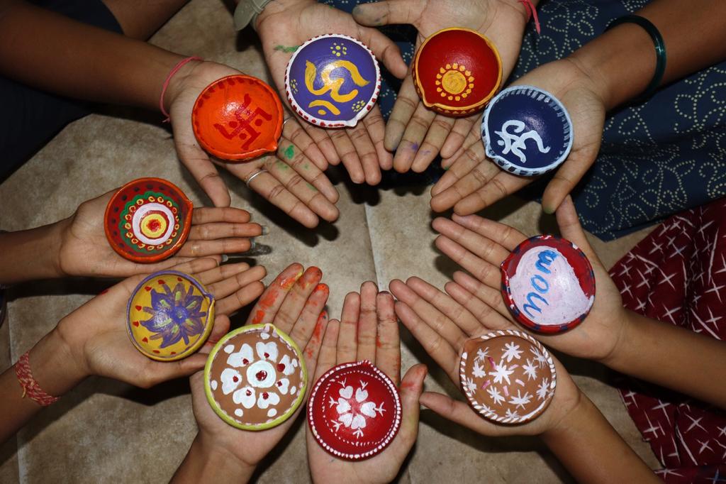 Sona4Hind's tweet image. आ गया है दीपावली का त्योहार,
देवास के बाज़ार को है आपका इंतज़ार,
ऑनलाइन के बदले यहाँ करके तो देखिए व्यापार,
दे यहाँ के लोगों को भी ख़ुशियों का उपहार।
#BeVocalForLocal
#localvendors
@