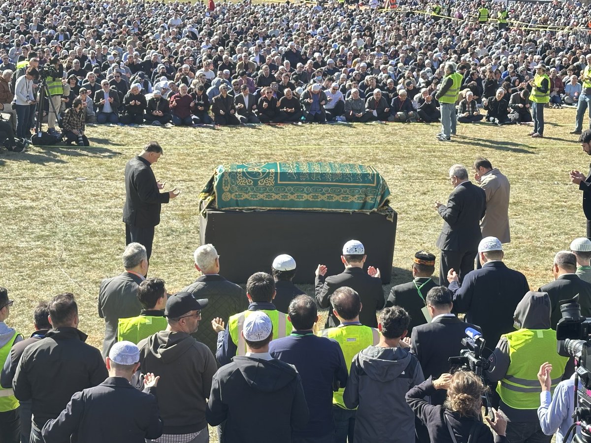 Dünyanın farklı bölgelerinden gelen yaklaşık 20 bin kişinin katıldığı cenaze namazı ile Fethullah Gülen Hocaefendi son yolculuğuna uğurlanıyor.

#FarewelltoFethullahGulen