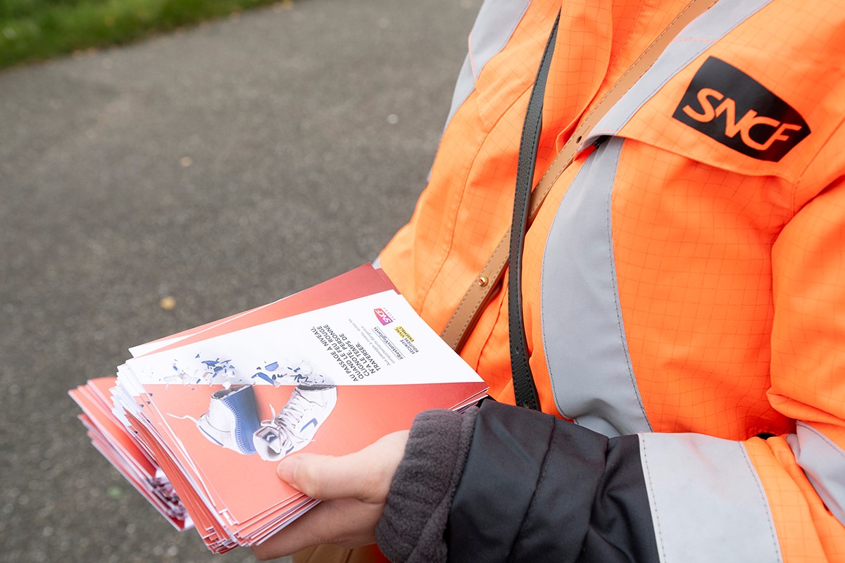 EveSilberstein's tweet photo. 🚦J'étais ce matin à #Herrlisheim, avec le maire de la commune, la Collectivité européenne d'Alsace @toutelalsace et la @Gendarmerie_067 pour rappeler notre message de prévention à l'approche des passages à niveau : 
🚨« feu rouge clignotant = arrêt absolu »
#RestonsVigilants https://t.co/F02Gy5CtA2