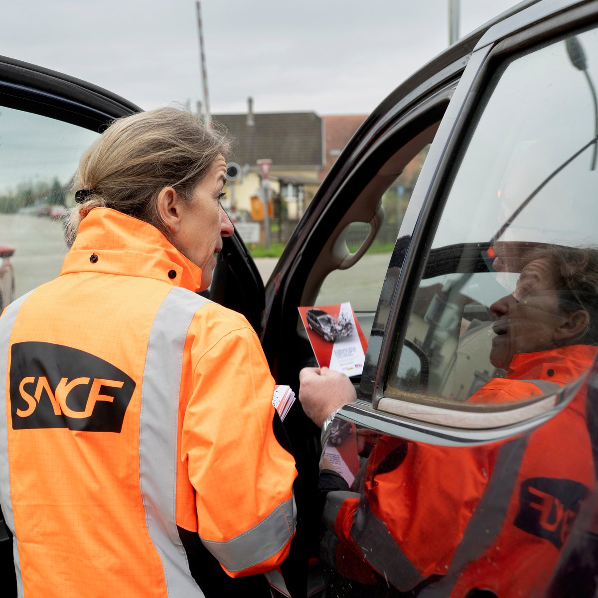 EveSilberstein's tweet photo. 🚦J'étais ce matin à #Herrlisheim, avec le maire de la commune, la Collectivité européenne d'Alsace @toutelalsace et la @Gendarmerie_067 pour rappeler notre message de prévention à l'approche des passages à niveau : 
🚨« feu rouge clignotant = arrêt absolu »
#RestonsVigilants https://t.co/F02Gy5CtA2