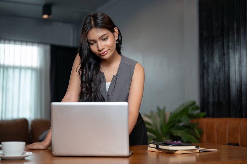 medigoo's tweet photo. In a new study, researchers from the University of Sydney found that standing more does not improve heart health compared to sitting over the long term, and may even increase the risk for standing-related circulatory issues https://t.co/JSEYiplNcG https://t.co/16r72hDyGl