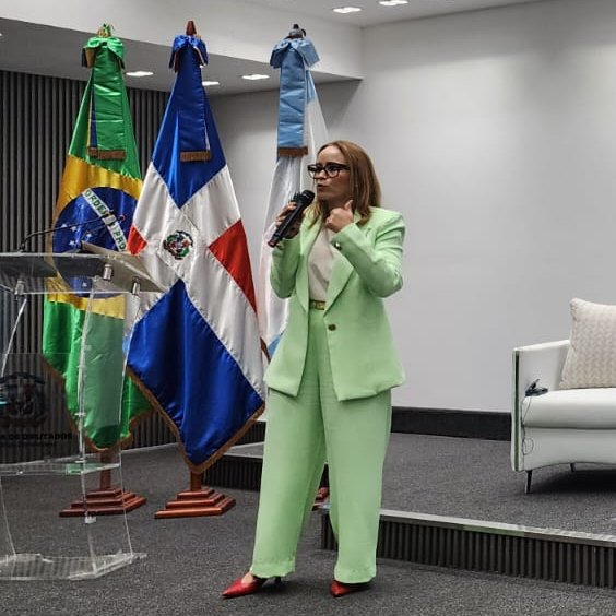FAOBrasilCoop's tweet photo. Hoje @FernandaPaco_ , presidente do @fndeoficial , participou do 1º Fórum Nacional de Alimentação Escolar na República Dominicana, onde apresentou a experiência do #PNAE.
Também destacou o papel da Rede de Alimentação Escolar Sustentável (RAES). https://t.co/b6wTZBSE4l