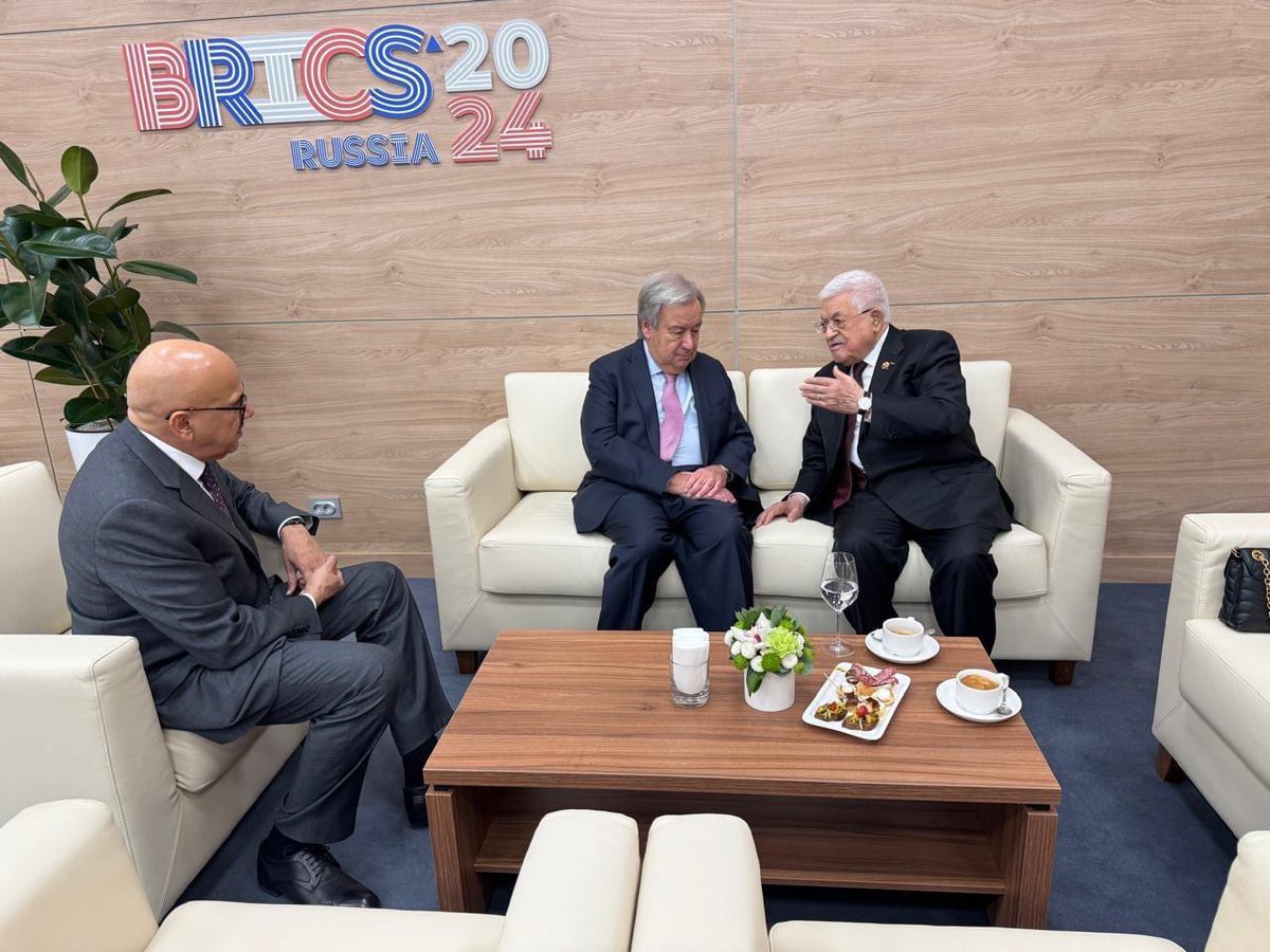 rafaeldahan's tweet photo. ABBAS 🇵🇸
Alsof het nog niet erg genoeg was dat hij boog voor Poetin, krijgt hij @antonioguterres nu ook nog eens lezingen van de 'palestijnse' terrorist in duur kostuum Herr Mahmoud Abbas.
#UnitedNazis #AntonioGuterresRESIGN #MahmoudAbbas #Terrorists #Scum #Thugs #PLO #PLFP