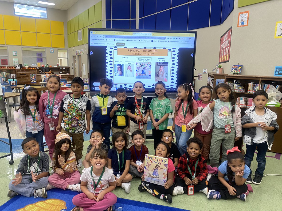 Our pandas enjoyed reading @JumpStartreadfortherecord Piper Chen sings by <a href="/phillipasoo/">🏳️</a> and Maris Pasquale Doran.