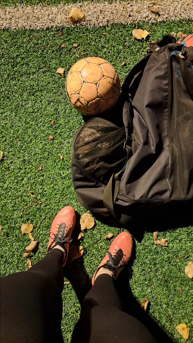 Charlotta89's tweet photo. Fotboll, långa promenader längs ån varvat med gym. Tror att jag nu har hittat en bra balans i höstens träning 😍 Förutom att nedre ryggen tar stryk av fotbollen och gör att styrketräningen måste vara lättare än vad jag egentligen sku vela 👵🏼 #träningshetsa https://t.co/s9I3Dmb584