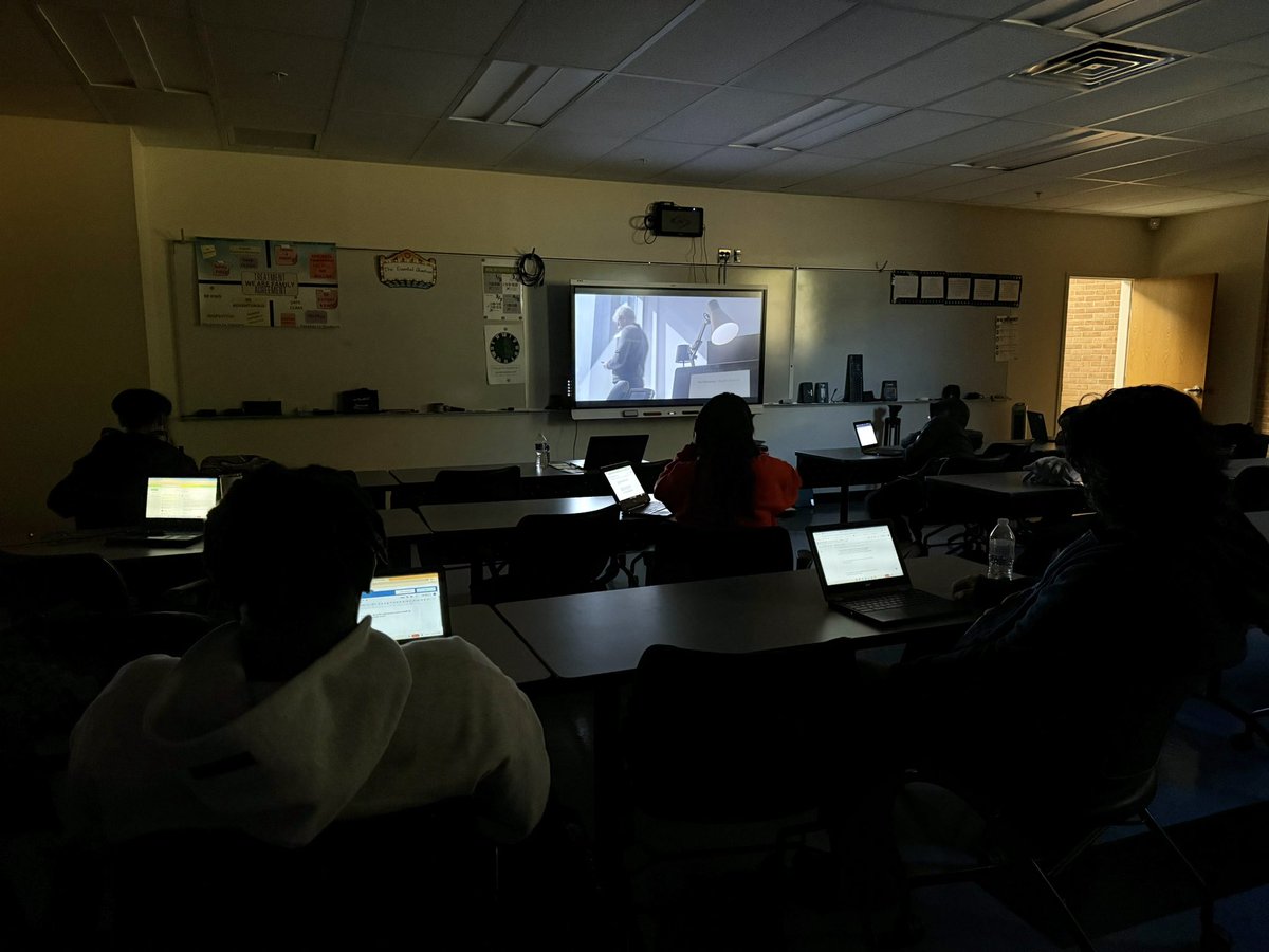My primary objective with "the Journalist" was the one to spark conversations.

I couldn't be happier to see that is being used on the other side of the ocean in a classroom in the US as a conversation starter by <a href="/RealGregBoulden/">Greg Boulden</a> 🔥
