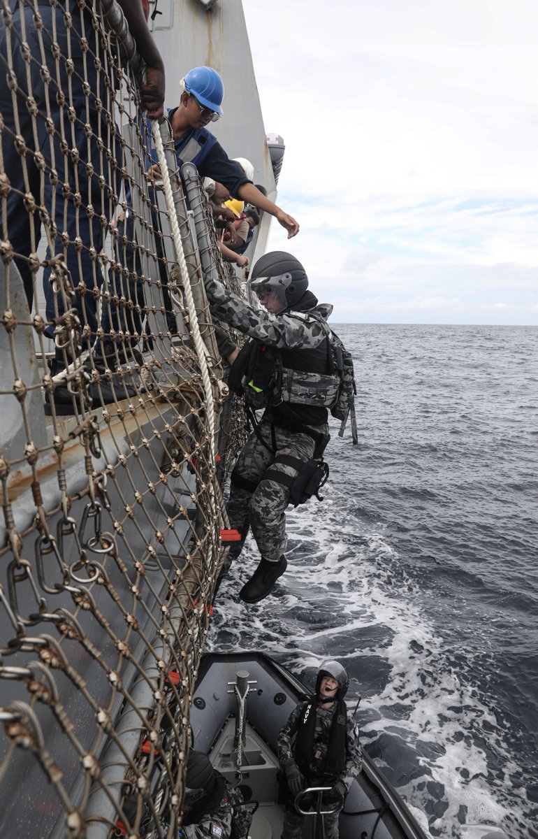 SurfaceWarriors's tweet photo. 🇺🇸⚓ #SurfaceWarriors and Australian #Allies Train in the Strait Of Malacca 🇦🇺🌏
Read the story here: https://t.co/ftvbRoRBHT
#NavyPartnerships #NavyReadiness https://t.co/EgCDyMexzn