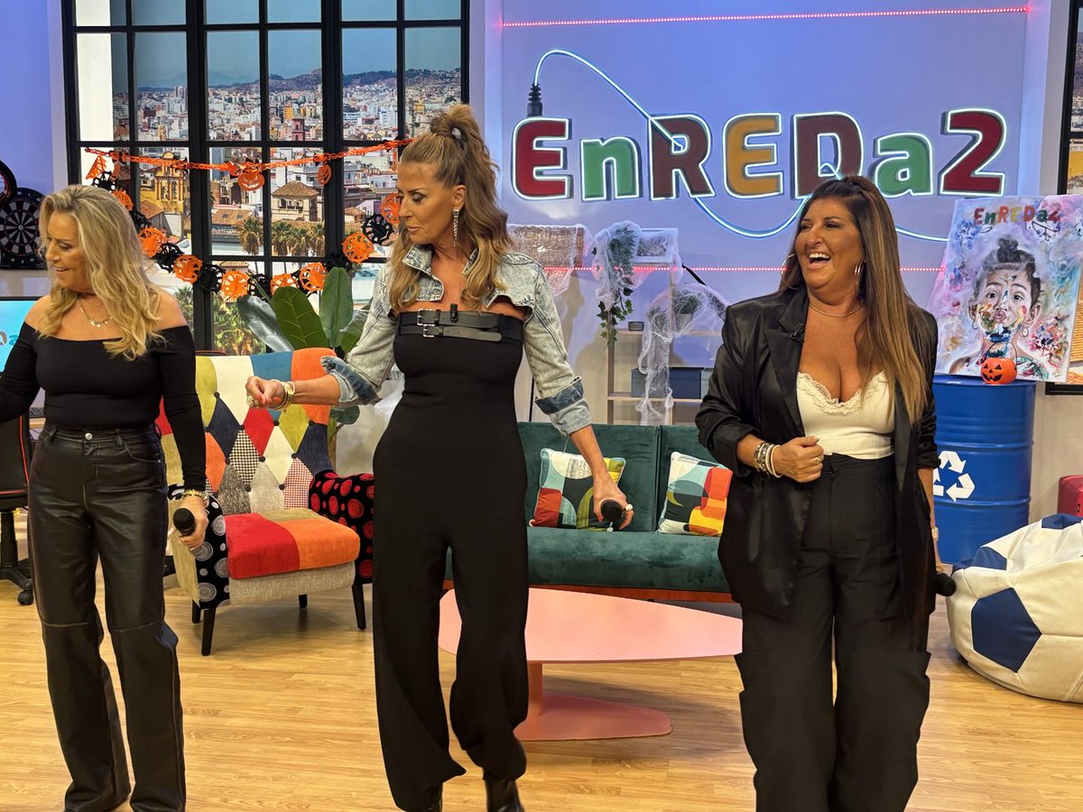 jllpaneque's tweet photo. Visita de gran categoría en el pisito de ⁦@EnREDa2CS⁩ 

#LasSoles nos presentan su nuevo tema. https://t.co/ue3un94m0i