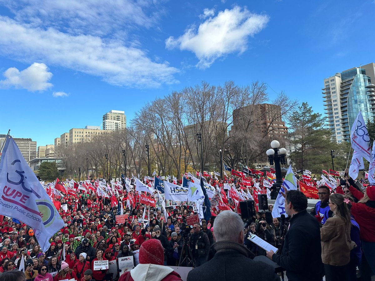 CFNUPresident's tweet photo. Joining @UnitedNurses @ABFedLabour rally of over 4000 workers fighting for RESPECT ✊🏻✊🏼✊🏽✊🏾✊🏿 https://t.co/rd8RLNRcy3