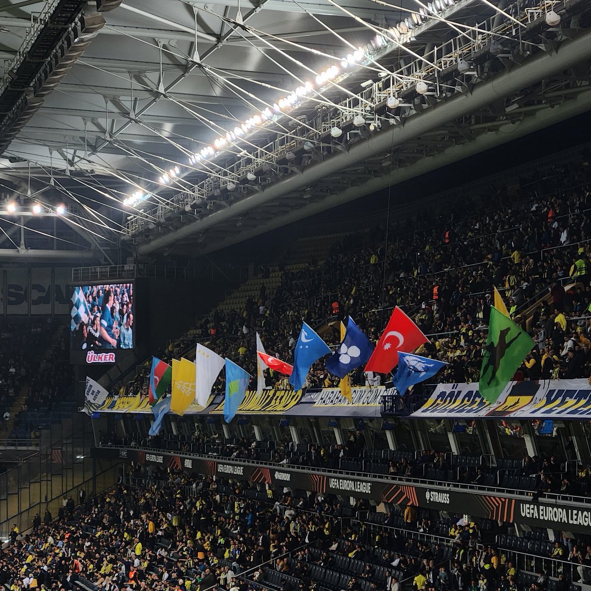 bpthaber's tweet photo. Fenerbahçe taraftarı, tarihteki 16 büyük Türk devletinin bayraklarını açtı. 🇹🇷 https://t.co/3JCeJdtSqo