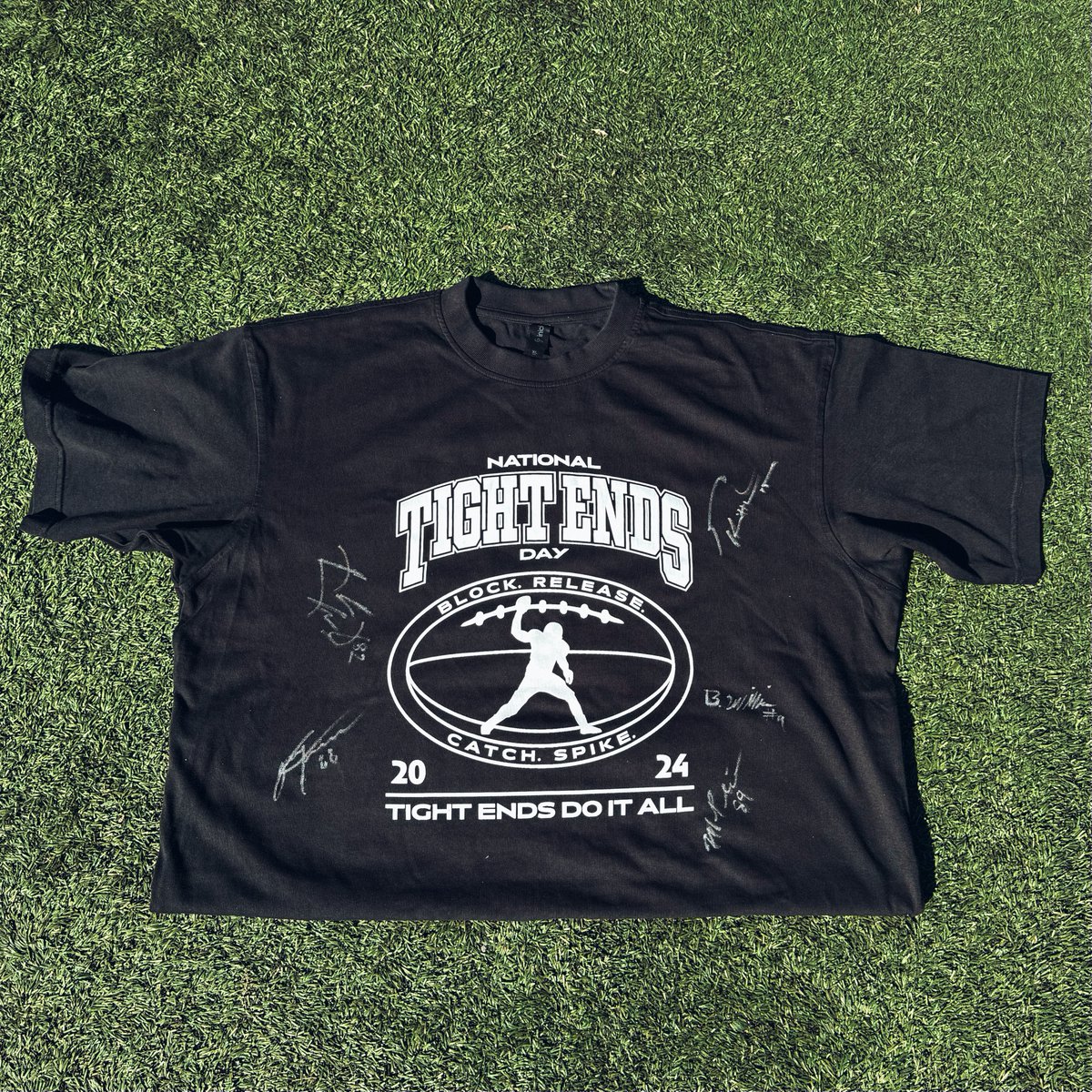 'Tis the season! 

RT for the chance to win a shirt signed by our tight ends in honor of #NationalTightEndsDay! 

No purchase necessary. Official rules: 49rs.co/4fhwLTu.