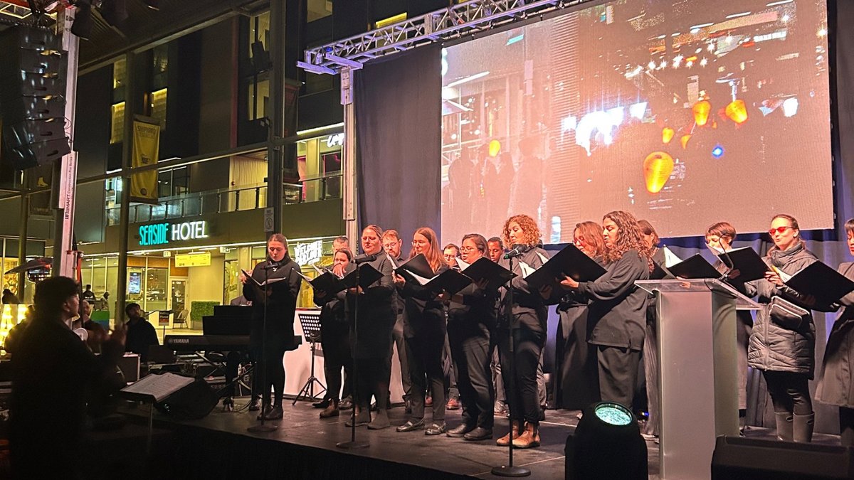 VanBachChoirs's tweet photo. ☔️Not even an ‘atmospheric River’ could stop us from singing for this cause 💙
Last weekend, Sarabande was singing at “Light the Night”, an annual fundraiser for the Leukemia and Lymphoma Society of Canada, which raised over 1,000,000 dollars!

#VancouverBachChoir https://t.co/lNYZEfSN1P