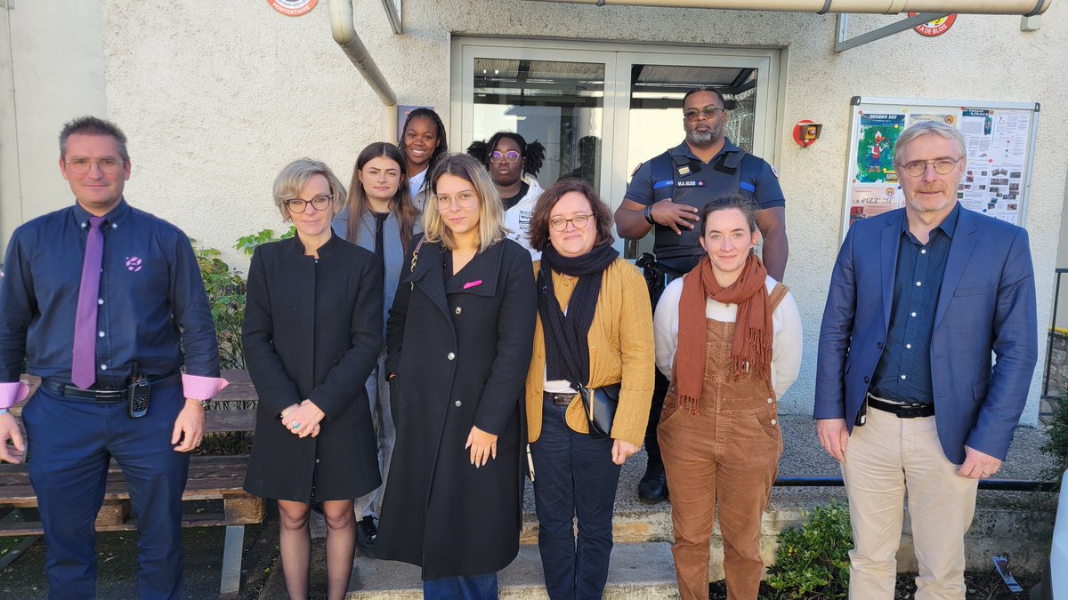CBeluet's tweet photo. Participat°avc l'équipe du CDAD41 à l'émission Radio de la maison d'arrêt de #Blois en partenariat avc"Studio Zef"
➡️Interview par des détenus sur les missions du CDAD &amp; les 26  points justice du département,dont celui tenu à la maison d’arrêt
➡️Favoriser la réinsert°
🙏M.LEONARD https://t.co/CHF9lJHDM7