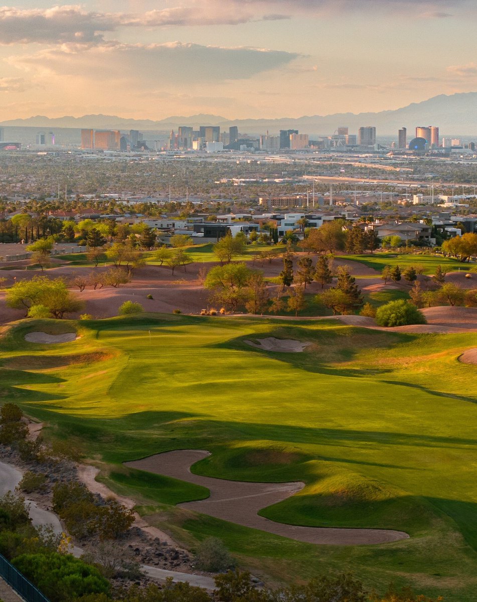 serketgolf's tweet photo. Finish strong on the front nine and treat yourself to a dazzling backdrop of the famous Las Vegas Strip towering above the city's horizon. 

📸: Carolina Pines Golf

#riosecco #golfriosecco #golf #lasvegas #nevada #golfusa #desert #views #dreamgolf #beautifulgolfcourse https://t.co/W7jnYPRGV3