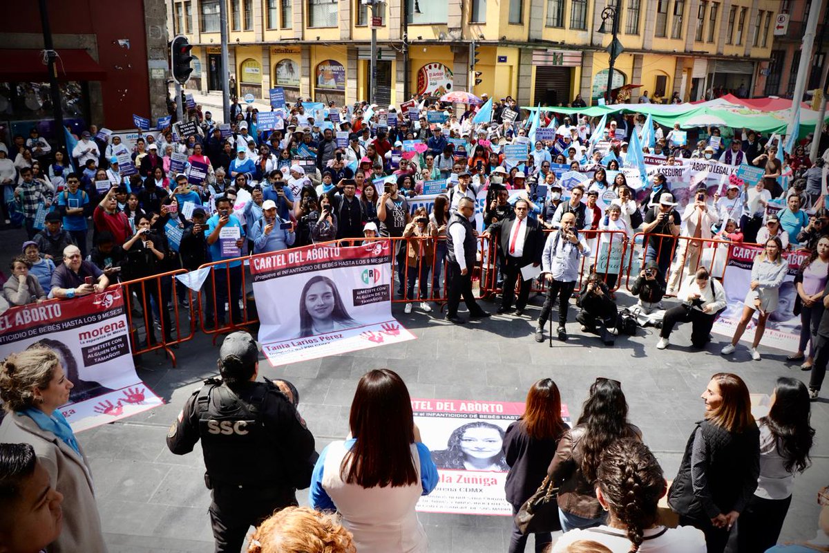AmerangelLorenz's tweet photo. Hoy recibimos en el Congreso más de 30 mil firmas a favor de la vida y en contra de la iniciativa para legalizar el aborto hasta el mes 9.

La vida es el derecho fundamental y protegerla es nuestro deber más alto.

#MexicoEsProvida 💙 https://t.co/n8twJnULqm