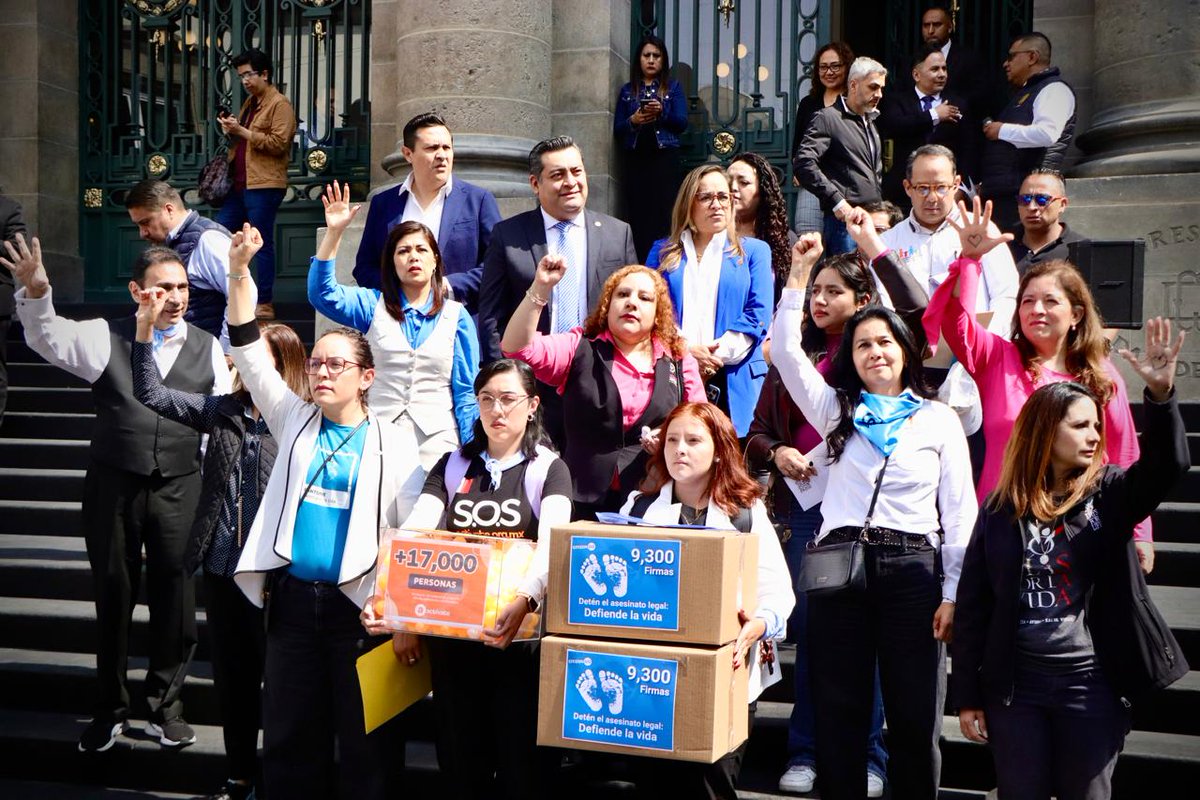 AmerangelLorenz's tweet photo. Hoy recibimos en el Congreso más de 30 mil firmas a favor de la vida y en contra de la iniciativa para legalizar el aborto hasta el mes 9.

La vida es el derecho fundamental y protegerla es nuestro deber más alto.

#MexicoEsProvida 💙 https://t.co/n8twJnULqm
