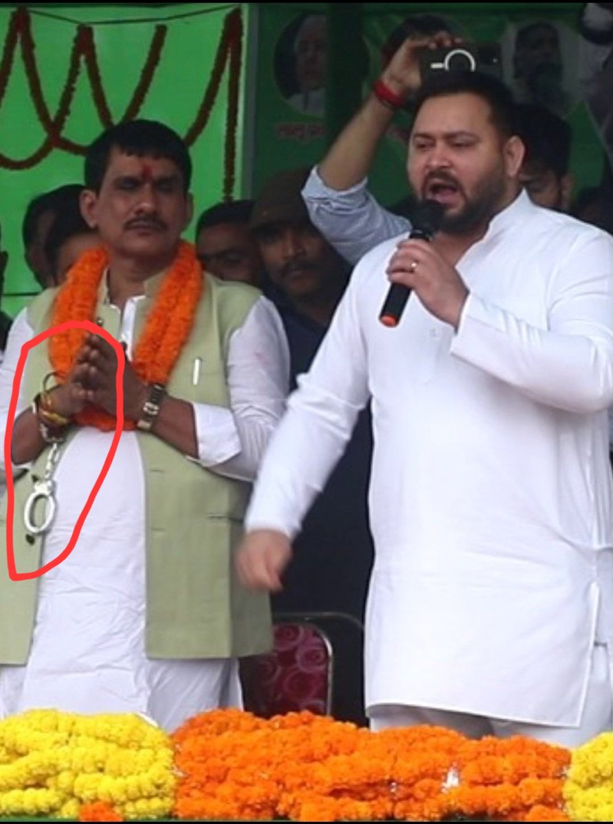 shahbazhassanjs's tweet photo. ये कोई नया फ़ैशन है क्या RJD वाले नेताजी का |

इस फ़ैशन का क्या नाम है, कोई आरजेडी का मित्र बताएगा ?

यही है राजद का चेहरा 👇

"बालू माफ़िया सुभाष यादव" https://t.co/fE7e85BZCZ