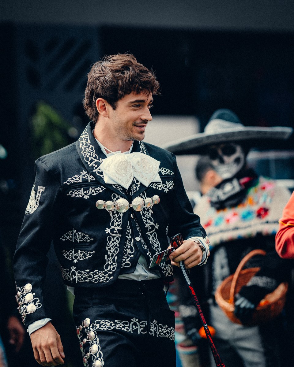 ScuderiaFerrari's tweet photo. Suits you @Charles_Leclerc 👌

#MexicoGP #F1 https://t.co/AbjIR0I0lR