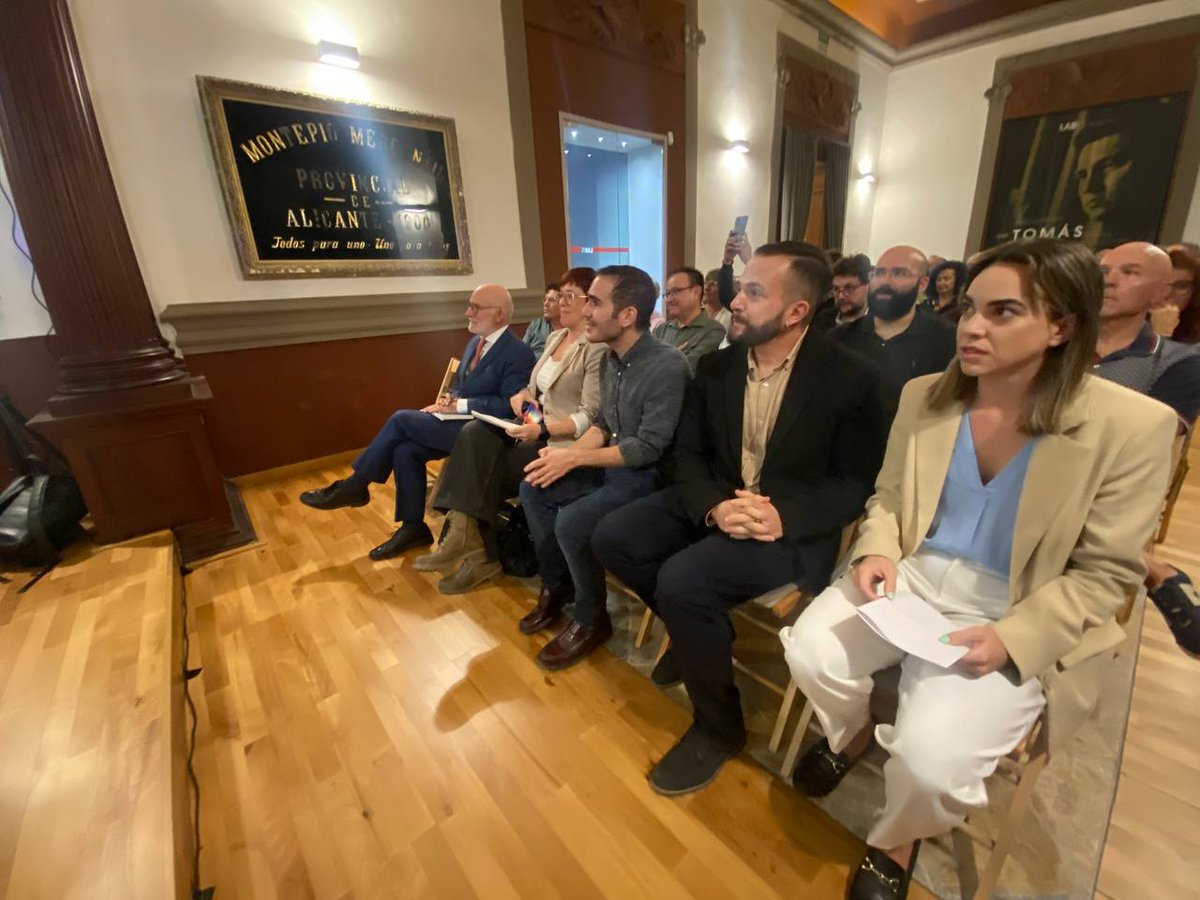 CompromisALC's tweet photo. XI edició del premi Miquel Grau al professor Manuel Desantes

Emotiu acte d'homenatge a unes generacions que treballaren, fins i tot posant en perill la seua vida, com el cas de Miquel Grau, per guanyar la democràcia, la llibertat i l'autogovern https://t.co/nslGVNBq7Z