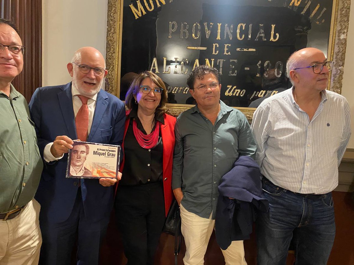CompromisALC's tweet photo. XI edició del premi Miquel Grau al professor Manuel Desantes

Emotiu acte d'homenatge a unes generacions que treballaren, fins i tot posant en perill la seua vida, com el cas de Miquel Grau, per guanyar la democràcia, la llibertat i l'autogovern https://t.co/nslGVNBq7Z