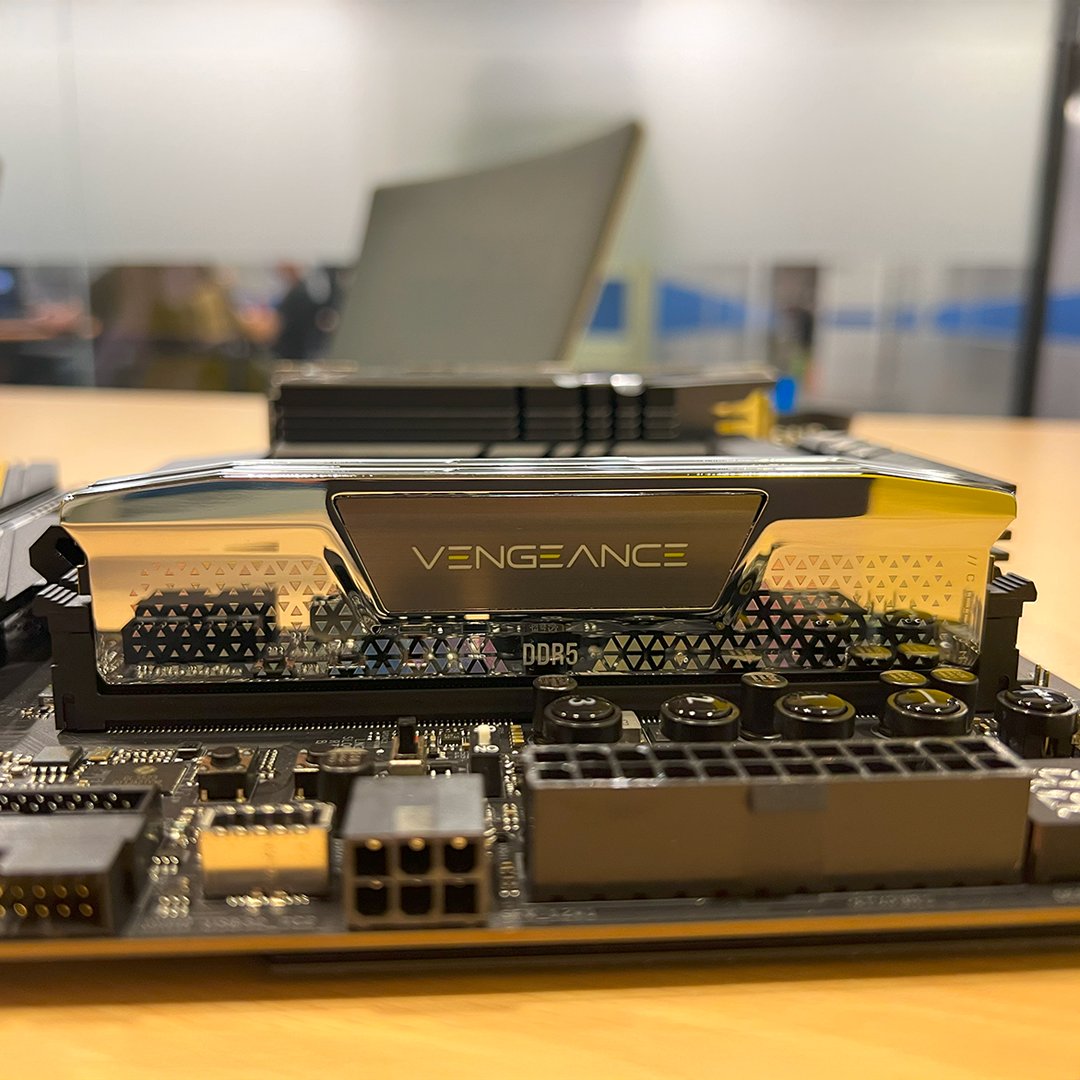 CORSAIR's tweet photo. Our Vengeance DDR5 CUDIMM modules can run at up to 10000MT/s, and look good while doing it. Be on the lookout for these sticks to drop in early November. https://t.co/K40L7iHQjn