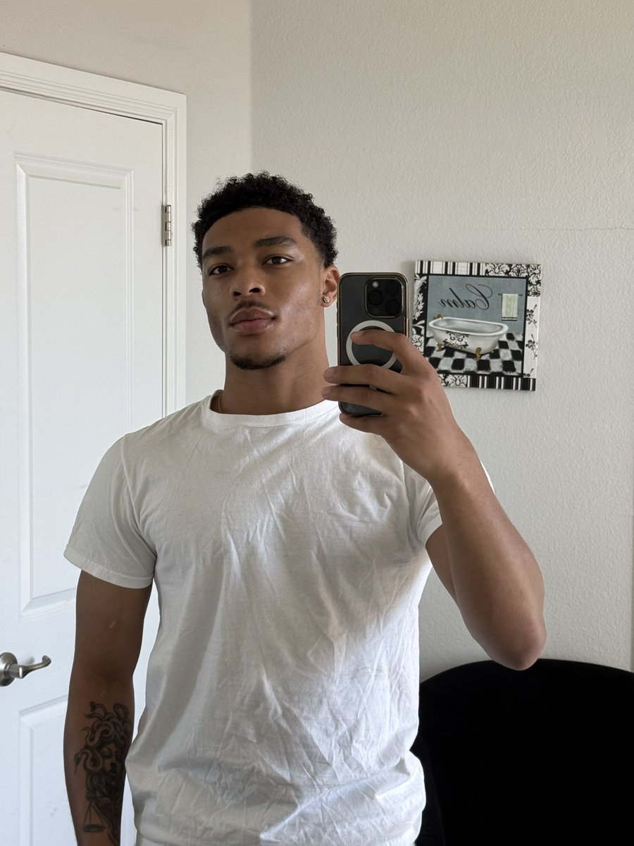 veweezy tweet media