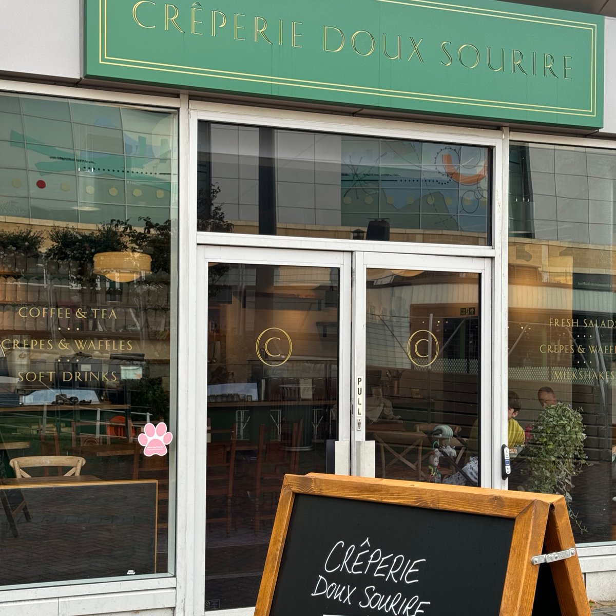 New store alert! 🗣️ Creperie Doux Sourire is now open at The Riverside! Enjoy fresh waffles, crepes, soups, hot drinks, and even a cheeky glass of wine. 🍷 They’re dog-friendly too, so bring your pup! 🐶 #CreperieDouxSourire #RiversideDining #DogFriendly #TheOracle