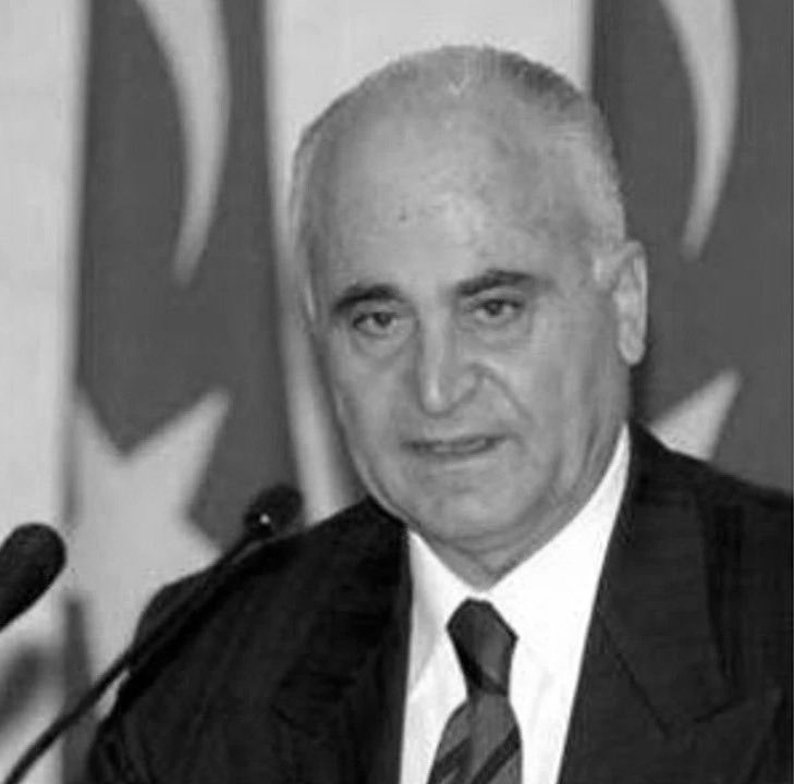 Eski Milli Savunma Bakanımız ve 21. Dönem Milliyetçi Hareket Partisi Kayseri Milletvekili Sayın Sebahattin Çakmakoğlu’nun vefatını üzüntüyle öğrendim. Rabbim mekanını Cennet eylesin.Kederli ailesine sabırlar diliyorum.