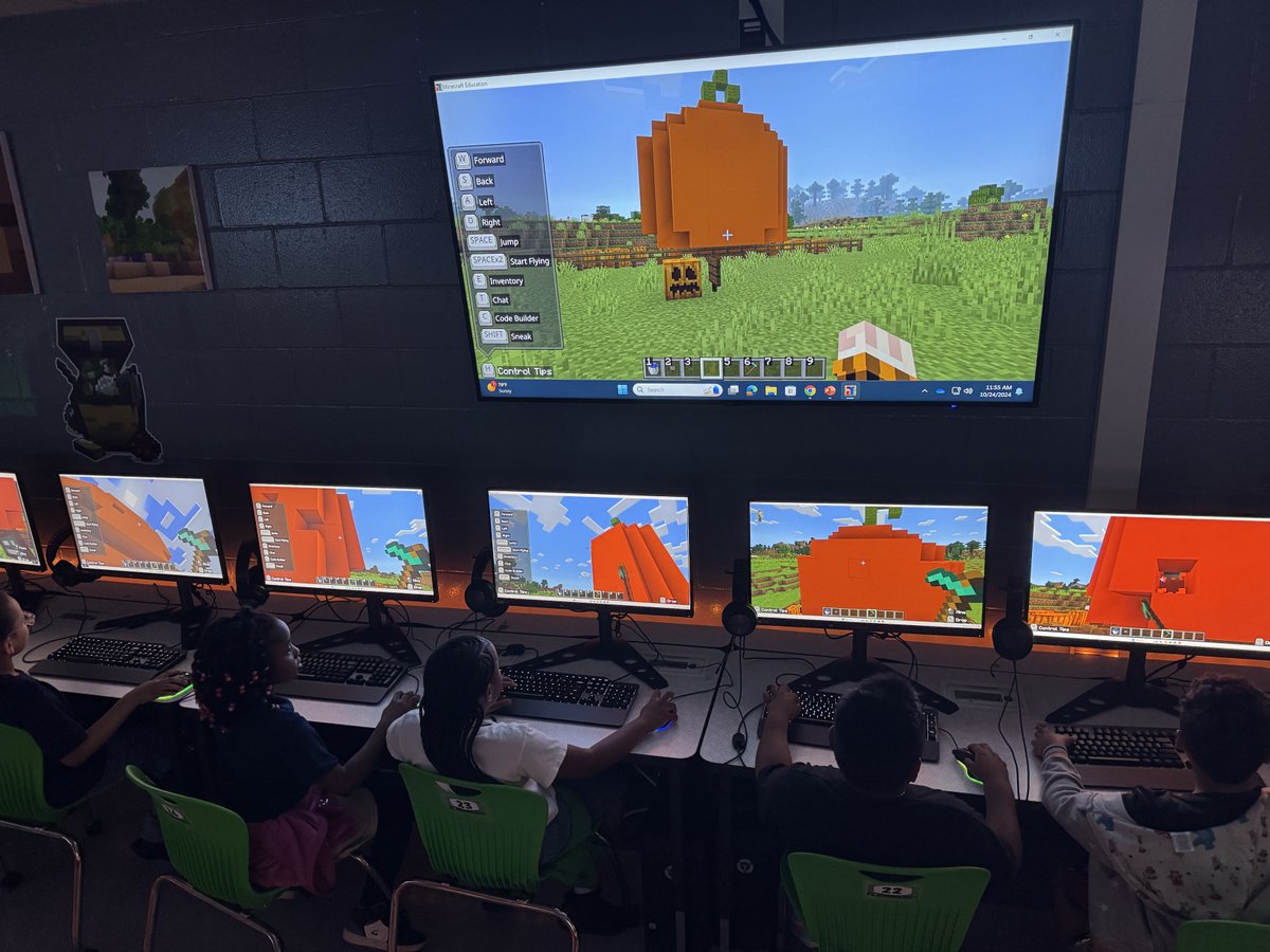 AllisonMcGrat13's tweet image. Providing students with opportunities they might not normally have access to is my favorite part about utilizing @PlayCraftLearn in our @DCPSMinecraft Lab 🧡

A student said today &quot;I&apos;ve never carved a pumpkin before&quot; while carving a pumpkin in #MinecraftEdu
🎃🎃🎃