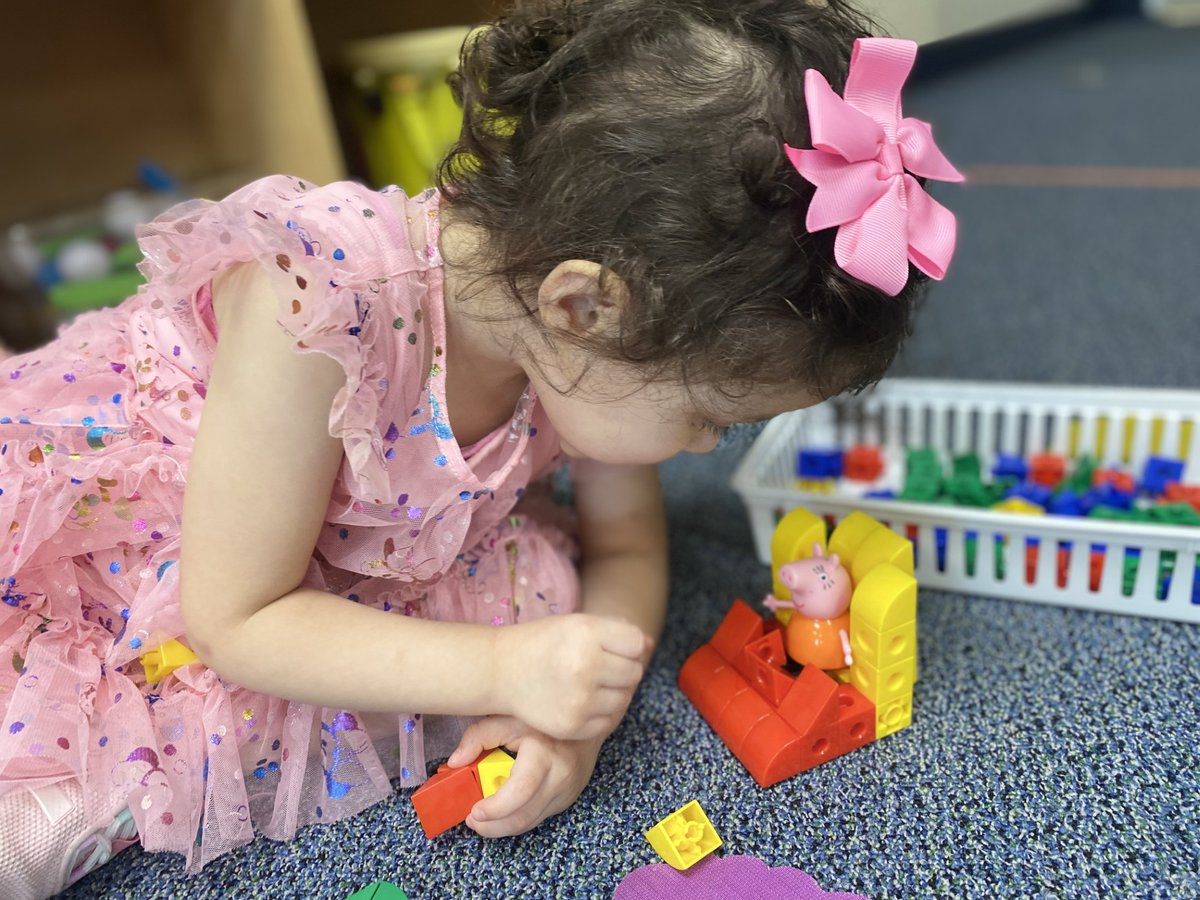 IsaacsECS's tweet image. Isaacs students know learning is fun! Some of our 3 year olds explore and play together. #MakeitfunMonday #PoweredbyLearning