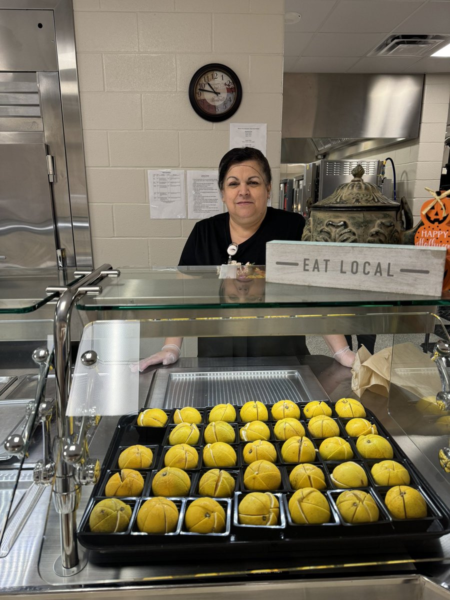 FeedBISD's tweet photo. Today, @BrazosportISD elementary cafeterias served up the juiciest local oranges from Lone Star Citrus Growers in Mission, Texas. These delicious, vitamin C-packed treats are not only refreshing, but also supporting local farmers. 

#TexasFarmFresh #FarmFreshChallenge https://t.co/RtNeefuvSf