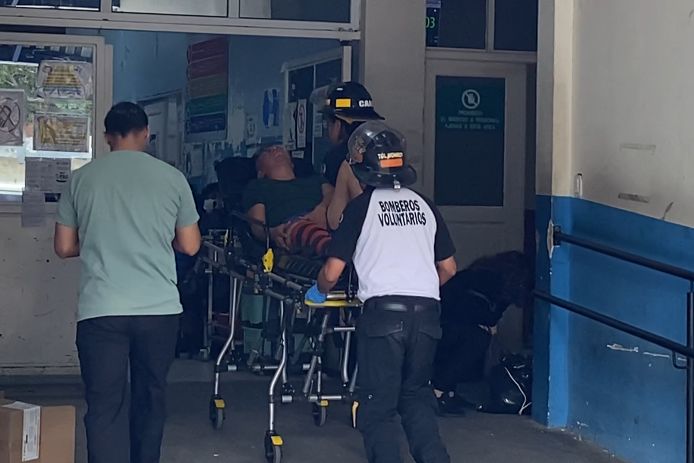 Una persona resultó con heridas de arma de fuego en el kilómetro 22 de la Aldea Vista Hermosa, San Pedro Sacatepéquez. Bomberos Voluntarios lo estabilizaron y trasladaron hacia la emergencia del Hospital Roosevelt.

Vía: <a href="/jose_delacruzf/">José de la Cruz</a>