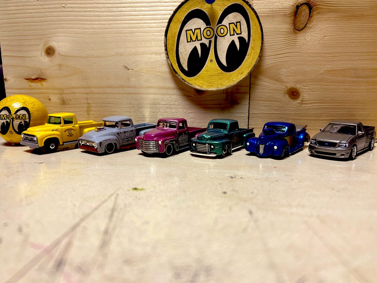 porschegmbh's tweet photo. #ホットウィール  #HotWheels  #stepside  #Chevy  #FORD  #MOONEYES おはようございます☀️今朝はクラシックなステップサイダーズです👍
中には一部、亜種も混入してそうな…… https://t.co/Jy5zoaa4TV