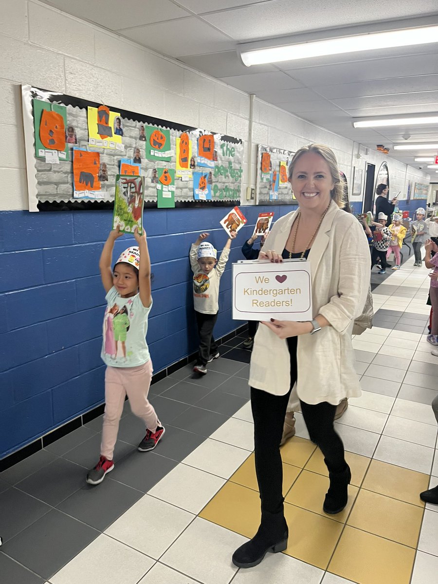 MsPetrullo's tweet photo. ✨Kindergarten reading parade!!! Way to go readers✨📚 @MsWay11 @MendozaReading @WestSchoolLBNY https://t.co/XqlBgKU9xl