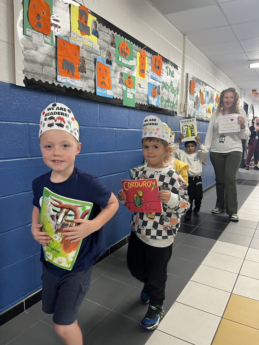 MsPetrullo's tweet photo. ✨Kindergarten reading parade!!! Way to go readers✨📚 @MsWay11 @MendozaReading @WestSchoolLBNY https://t.co/XqlBgKU9xl