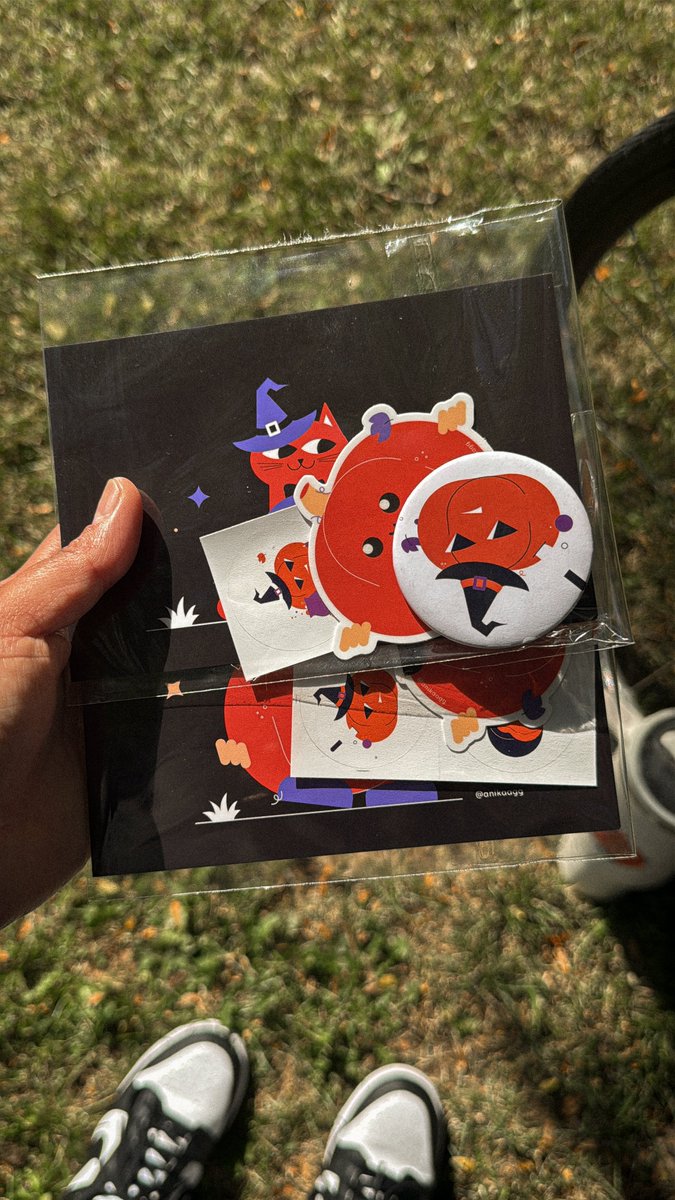 Created a fun merch pack for trick or treaters this year! Hit me up if you'd like a merch pack customised to your brand. behance.net/gallery/209791…… #AdobeIllustrator
<a href="/creativecloud/">Adobe Creative Cloud</a>