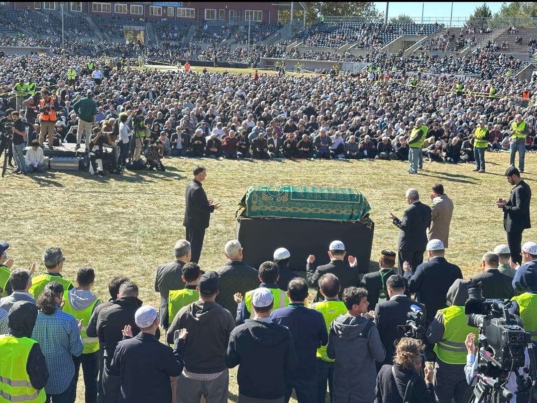 iffa_tr's tweet photo. Yüzbinler sükûtun çığlıklarıyla cenazeye iştirak ediyor... 
Dünyanın merkezinde olma imkanı olsaydı bu merasimin, oraya koşarak gelecek milyonlar vardı. 

Dünya onu uğurluyor.
FethullahGüleneVeda 
#FarewellToFethullahGulen https://t.co/LAn70zZFDw