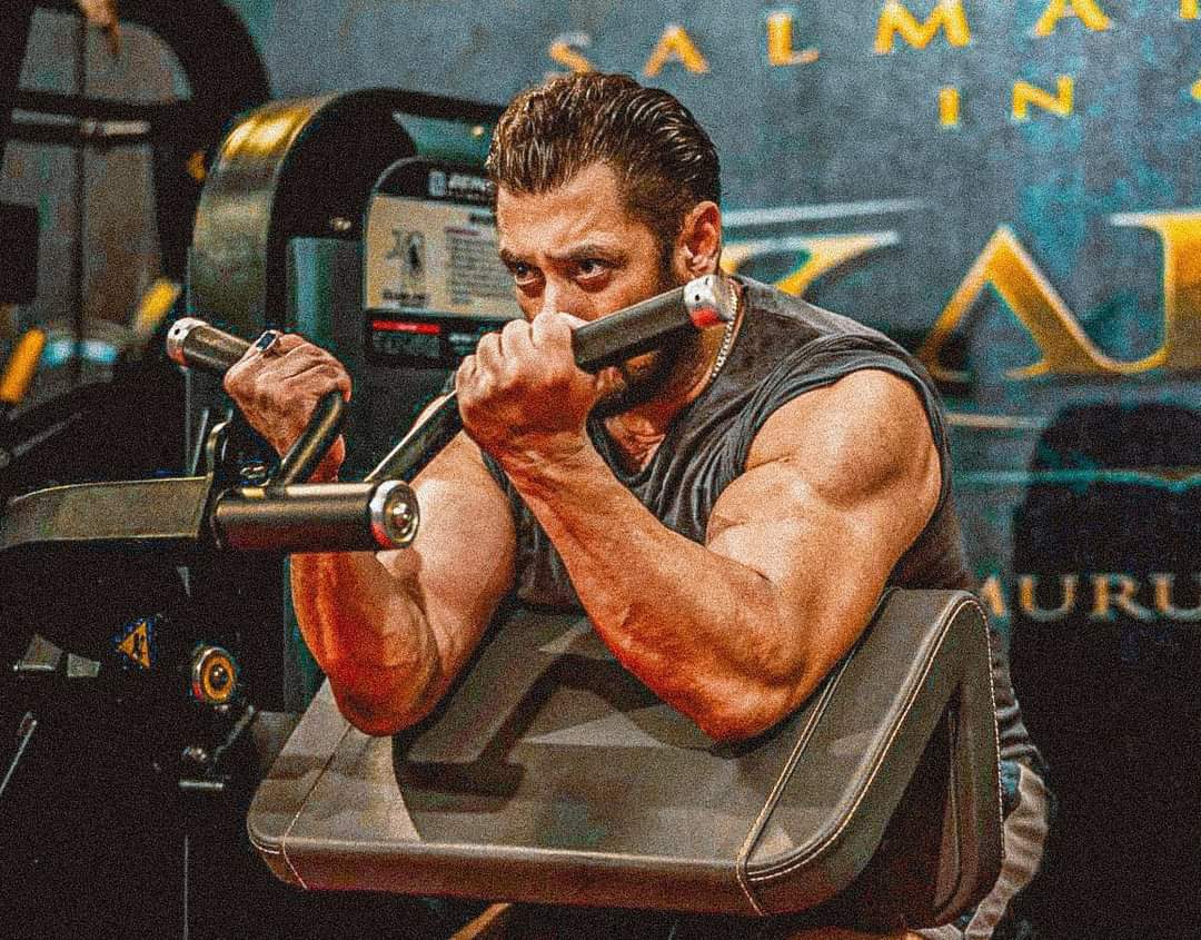 #SalmanKhan 
سيكون هناك مشهد قتالي بزي عسكري يستحوذ على 40-50 رجلاً.🔥
يبدو أن فيلم #Sikandar هو الفيلم الذي سيفتتح بشكل تاريخي في عيد الفطر القادم !! 💯🌋🔥