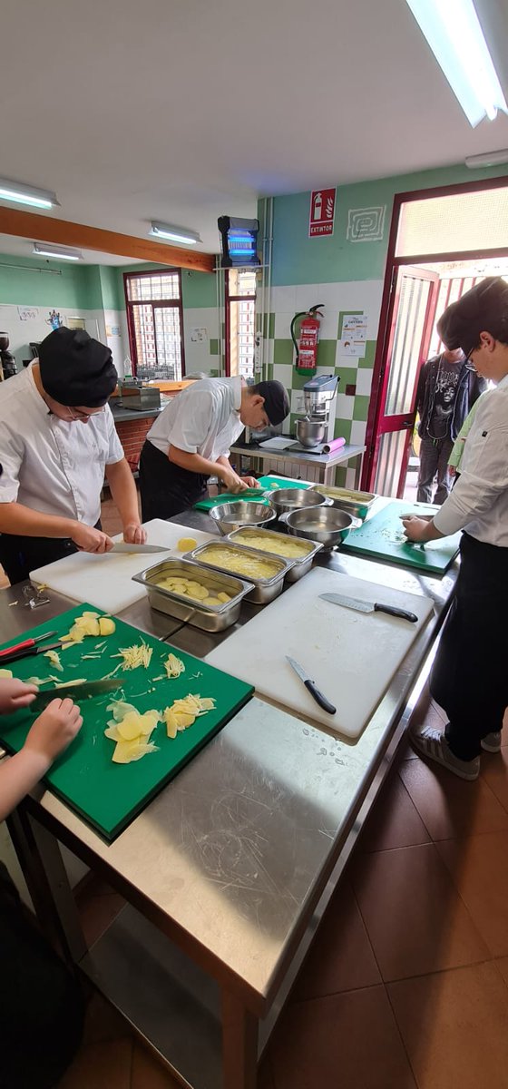 El alumnado del <a href="/IESLanjaron/">IES Lanjarón</a> del CFGM Cocina y Gastronomía en pleno trabajo de corte de patata, prerlaboraciones para croquetas de ave, base de croquetas y preelaboración de boquerones en vinagre... ¡cuantas cosas están aprendiendo en a penas un mes de clase!