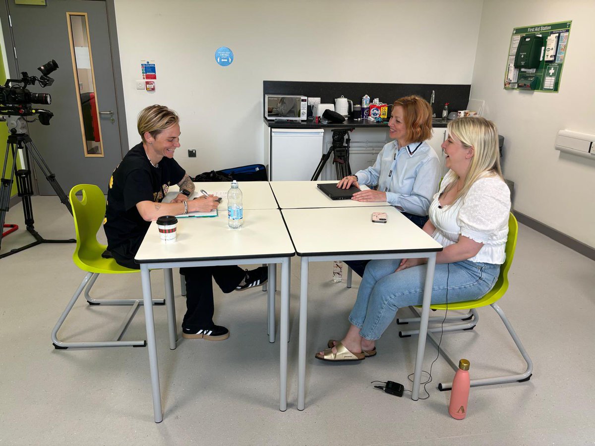 Llongyfarchiadau <a href="/JessFishlock/">Jessica Fishlock MBE</a> ar dy bennod o Iaith ar Daith. Gaethon ni lawer o hwyl yn dysgu Cymraeg i ti Jess! Da iawn ti ar dy daith dysgu Cymraeg.
Os dych chi heb wylio, daliwch lan nawr ar S4C clic.