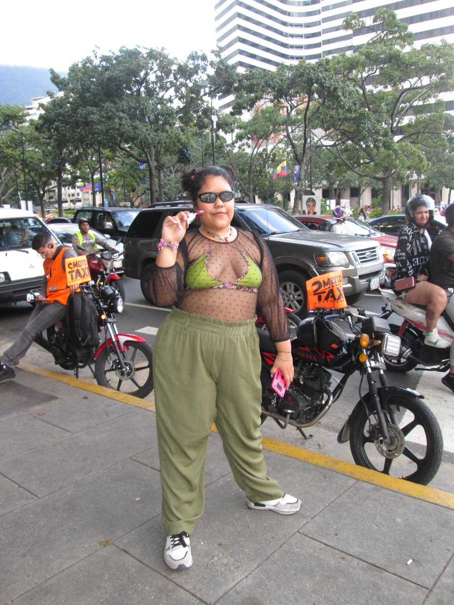 sugbarbelina's tweet image. Ya que todos andan peleando por lo de la chama vestida de verde,que si es tierrua o que si no,yo me pregunto: ¿Ustedes se pondrían la ropa que ella carga?  Porque aclaro algo,le están criticando la ropa no el cuerpo. Yo no me la colocaría.