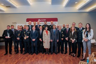 🔺  La consellera <a href="/nuriaparlon/">Parlon #apeudecarrer #interioriseguretatpública</a> ha participat avui a l’acte de lliurament dels Premis de l’<a href="/ADSI_ES/">ADSI</a> 2024

📜 Durant l’acte s’han entregat diverses distincions a persones i institucions vinculades amb l’àmbit de la seguretat.