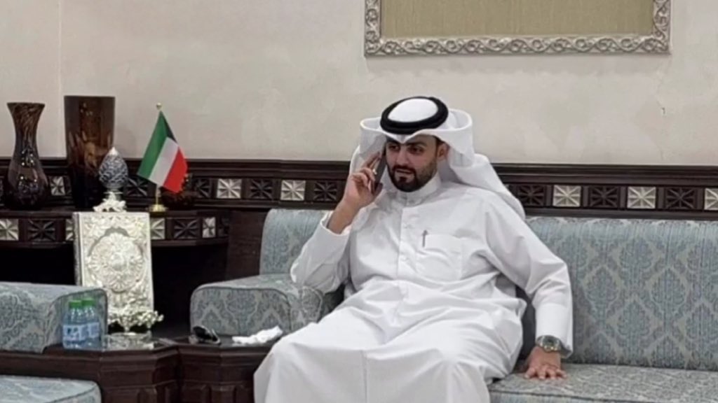 الجبل صفق الهبايب ماتهزه
لاتحسبني ليا طحت متضايق

ان تصدرنا على عز ومعزه
وان تعثرنا فلا صرنا لحايق

على عزّ ومعزه وبياض وجه يابو عبدالله 
#علي_عبدالله_الفضلي 
<a href="/ali_14356/">علي عبدالله الفضلي</a>