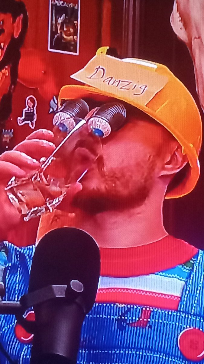 SleepofG's tweet image. "James has put the glasses back on"

@deadmeatjames @carebecc