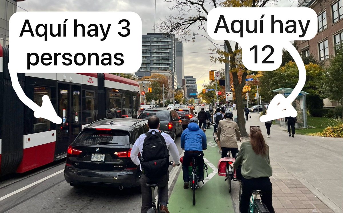 AlejandroCence2's tweet photo. Ir en coche está muy bien, pero ocupa un espacio que no tiene ningún sentido.

📷 @AdamScottEnv 
📍 Toronto https://t.co/LLNPuMx4gy